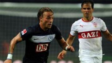 Patrick Ebert conduce el balón.