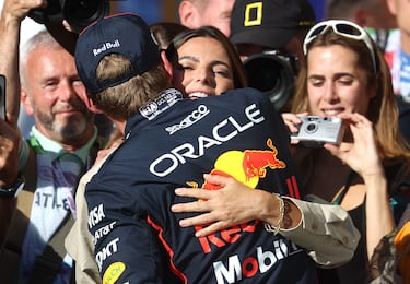  Max Verstappen celebra su pole con su pareja, Kelly Piquet.