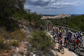 El pelotón durante quinta etapa de la Vuelta a España sobre un recorrido de 186,5 kilómetros entre Morella y Burriana.