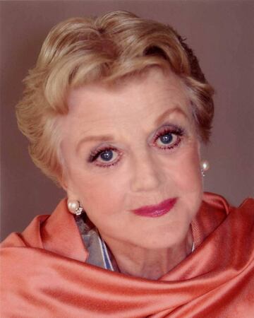 Angela Lansbury es una legendaria actriz británica que consiguió llegar a Hollywood y que en 2013 ganó el Oscar honorífico gracias a su dilatada carrera. Dejando al lado el cine, también será recordada por participar en la serie 'Se ha escrito un crimen', donde ejerce como protagonista principal