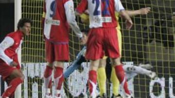 <b>EL GOL. </b>Eller, a la izquierda, tras rematar de cabeza en el que sería el único gol del encuentro.