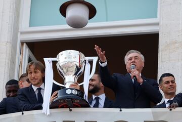 El entrenador del Real Madrid, Carlo Ancelotti, se arrancó a cantar el himno del club madrileño.