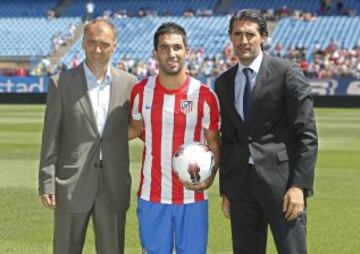 Arda en su presentación en l Vicente Calderón junto a Milinko Pantic y José Luis Pérez Caminero.