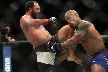 Lewis noquea a Browne para seguir soñando con el título