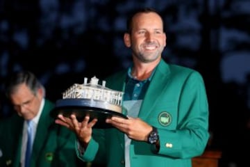 Sergio García with the green jacket and the winner's trophy.