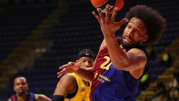 Belgrade (Serbia), 05/12/2024.- Barcelona's Jabari Parker (R) in action against Maccabi's Jasiel Rivero (L) during the Euroleague basketball match between Maccabi Tel Aviv and FC Barcelona in Belgrade, Serbia, 05 December 2024. (Baloncesto, Euroliga, Belgrado) EFE/EPA/ANDREJ CUKIC