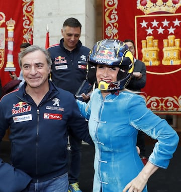 Carlos Sainz junto a la presidenta de la Comunidad de Madrid, Cristina Cifuentes.