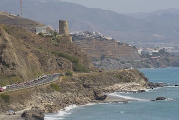 El pelotón llegando a Nerja.