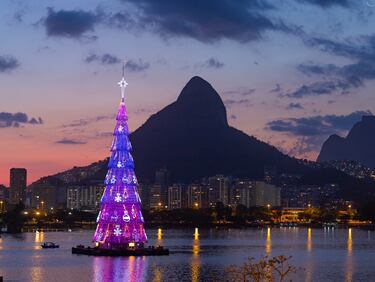 En Brasil todo se festeja a lo grande, y en esta época del año, no podía ser menos. Con sus más de ochenta metros de altura, se levanta sobre la laguna Rodrigo de Freitas en Río de Janeiro. El árbol se construye cada año sobre una barca y es adornado con más de tres millones de luces.