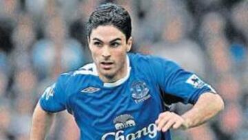 <b>OBJETIVO. </b>Mikel Arteta, en un partido con el Everton: el Zaragoza lo quiere devolver a la Liga.