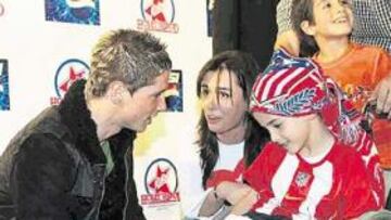 <b>ACCESIBLE. </b>Torres firma en la escayola a un niño antes de la cena de ayer.