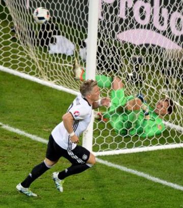 Gol 2-0 de Schweinsteiger al segundo palo que fusila a la red con la derecha 