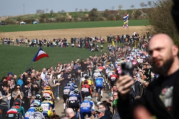 El grupo de ciclistas recorre un sector adoquinado cerca de Troisvilles, en el norte de Francia.