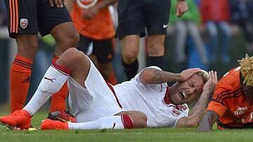 Bordeaux' French forward Jeremy Menez reacts after being injured by Lorient's Didier Ndong during the friendly football match Bordeaux vs Lorient on August 3, 2016 in Sarzeau, western France. / AFP PHOTO / LOIC VENANCE