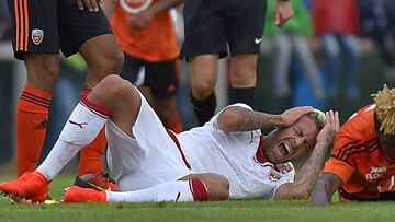 Bordeaux&#039; French forward Jeremy Menez reacts after being injured by Lorient&#039;s Didier Ndong during the friendly football match Bordeaux vs Lorient on August 3, 2016 in Sarzeau, western France. / AFP PHOTO / LOIC VENANCE