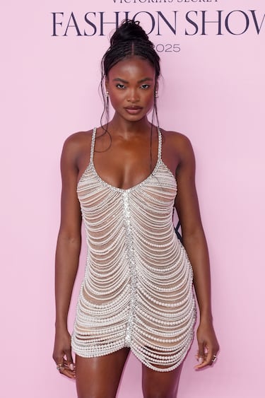 Nneoma Anosike posa en la alfombra del Victoria's Secret Fashion Show 2025.