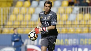 El jugador de Everton Cristopher Toselli, centro, controla el balon durante el partido de primera division contra O'Higgins