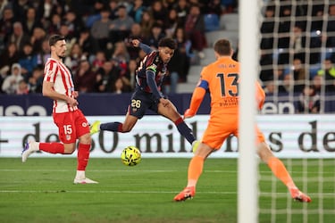 Kareem Tunde ante la defensa rojiblanca. 
 
