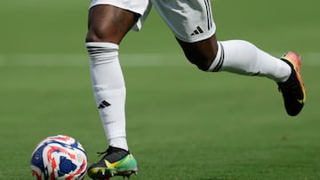 AMDEP7431. CHARLOTTE (ESTADOS UNIDOS), 22/06/2025.- Vinícius Júnior del Real Madrid controla un balón este domingo, durante un partido del Mundial de Clubes entre Real Madrid y Pachuca en el estadio Bank of America de Charlotte (Estados Unidos). EFE/ André Coelho