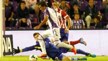 Humberto Osorio, jugador del Valladolid, falla un gol tras regatear a Courtois.