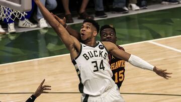 Milwaukee (United States), 25/06/2021.- Milwaukee Bucks forward Giannis Antetokounmpo of Greece (R) shoots in front of Atlanta Hawks center Clint Capela of Switzerland (R) during the NBA Eastern Conference finals game two between the Atlanta Hawks and the Milwaukee Bucks at Fiserv Forum in Milwaukee, Wisconsin, USA, 25 June 2021. (Baloncesto, Grecia, Suiza, Estados Unidos) EFE/EPA/TANNEN MAURY SHUTTERSTOCK OUT