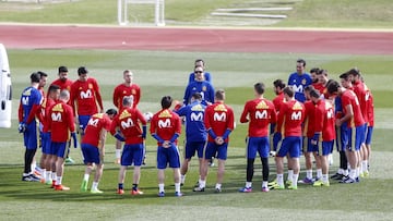 En la foto, Lopetegui al frente de un entrenamiento con la Selección absoluta. 