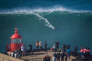 Miles de fanáticos llegaron a la costa portuguesa de Nazaré para ver como los mejores surfistas del mundo desafían olas de hasta 25 metros.