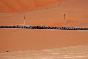 El pelotón rueda entre las arenas del desierto durante la primera etapa del Tour de Emiratos Árabes Unidos. Los corredores se enfrentaron a una jornada de 184 kilómetros, y perfil totalmente llano, con salida y llegada en la ciudad de Madinat Zayed (Abu Dabi). El belga Jasper Philipsen se enfundó el primer maillot de líder de la prueba.