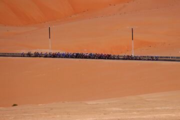 El pelot¨®n rueda entre las arenas del desierto durante la primera etapa del Tour de Emiratos ?rabes Unidos. Los corredores se enfrentaron a una jornada de 184 kil¨®metros, y perfil totalmente llano, con salida y llegada en la ciudad de Madinat Zayed (Abu Dabi). El belga Jasper Philipsen se enfund¨® el primer maillot de l¨ªder de la prueba.