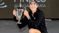 Garbi&ntilde;e Muguruza posa con el trofeo Billie Jean King Trophy tras derrotar a Anett Kontaveit en la final de las Akron WTA Finals en el Centro Panamericano de Tenis de Guadalajara, Mexico.