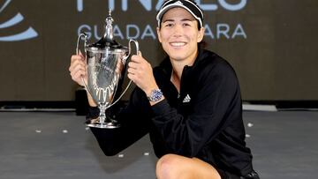 Garbi&ntilde;e Muguruza posa con el trofeo Billie Jean King Trophy tras derrotar a Anett Kontaveit en la final de las Akron WTA Finals en el Centro Panamericano de Tenis de Guadalajara, Mexico.