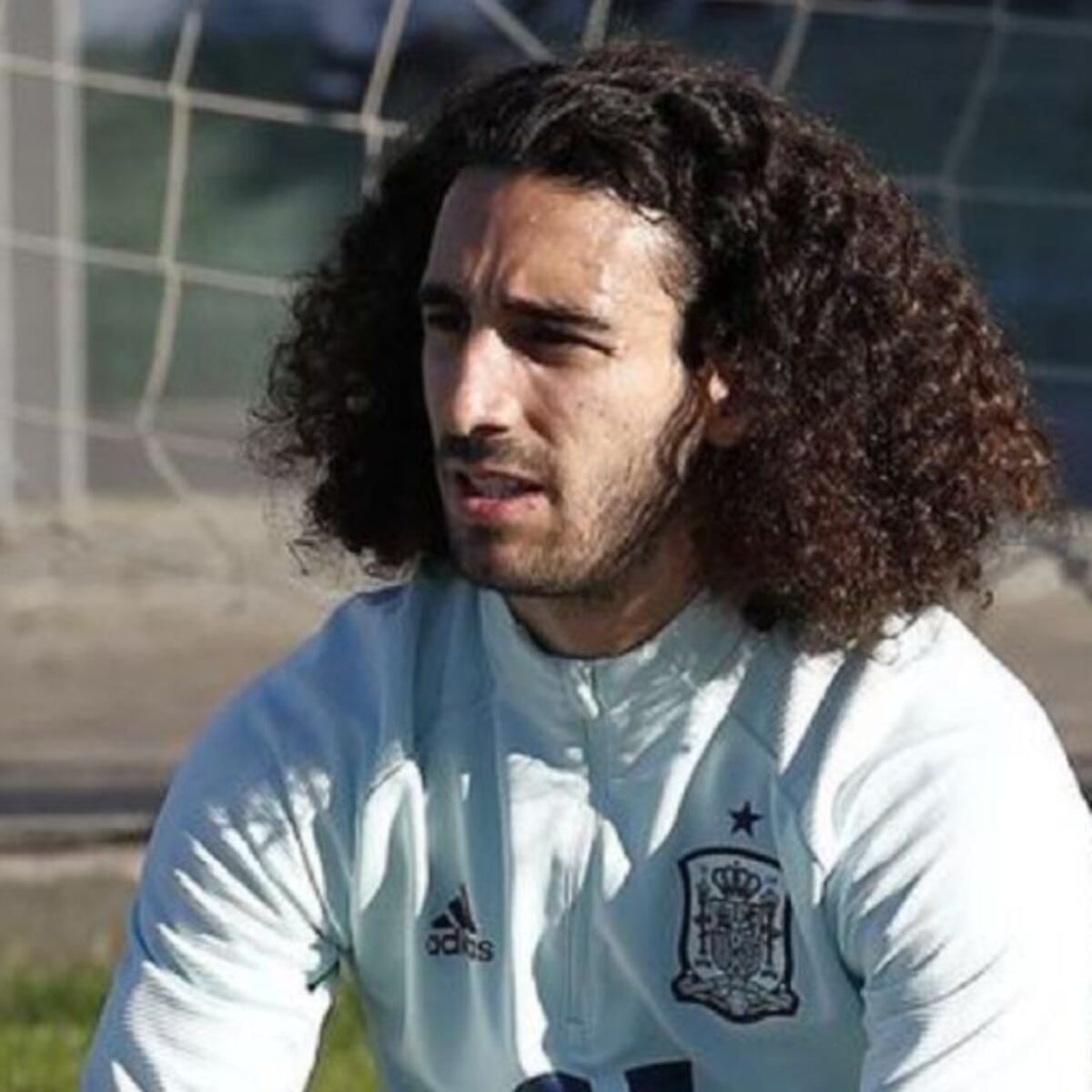 Cucurella se hace un radical cambio de look y sufre el troleo de sus  compañeros - Tikitakas