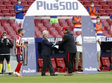 Antes de iniciar el partido se dio un homenaje al segundo entrenador del Atlético, en el club desde 2012 llegando a la vez que Simeone, en el que se le entregó una placa y se le dio un merecido aplauso por los presentes en el Wanda Metropolitano. 