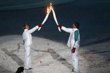 Steve Nash con la patinadora canadiense, Catriona Le May Doan, portan la llama Olímpica en la ceremonia de inauguración de los JJOO de Invierno de Vancouver 2010.