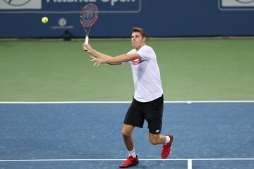 Es de la Next Gen, pero mide lo mismo que el croata Karlovic. Aún no logra meterse al Top 100, pero con su saque podría lograrlo en un mediano plazo.
