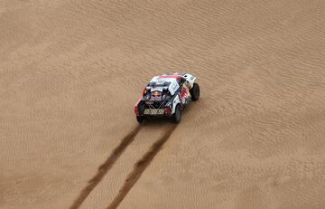 Curiosa imagen del coche del piloto qatarí de Toyota Nasser Al-Attiyah y su copiloto francés Mathieu Baumel compitiendo durante la séptima etapa. 