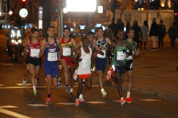 Miles de corredores despiden el año en Madrid en la 50 edición de la San Silvestre Vallecana.
