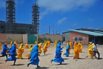 Las chicas de un colegio de Somalia juegan al fútbol durante el recreo.
