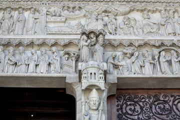 Esta fotografía muestra parte de un bajorrelieve en el exterior de la catedral de Notre Dame de París.