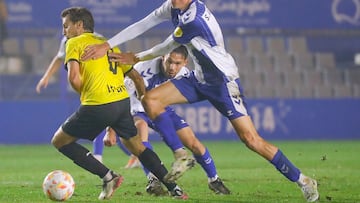 Sergi Altimira disputa un balón en un partido del Sabadell.