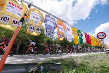  El pelotón ciclista durante la 19 etapa de la Vuelta a España 2024 entre Logroño y el alto de Moncalvillo.