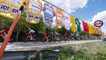 ALTO DE MONCALVILLO (LA RIOJA), 06/09/2024.- El pelotón ciclista durante la 19 etapa de la Vuelta a España 2024 entre Logroño y el alto de Moncalvillo, de 173,5 kilómetros de recorrido, este viernes. EFE/ Javier Lizón