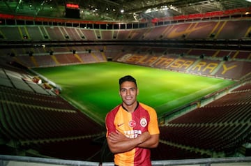 De fondo se ve el Türk Telekom Arena, estadio del Galatasaray y donde Falcao jugará de local.