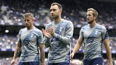 LONDON, ENGLAND - SEPTEMBER 28: Toby Alderweireld of Tottenham Hotspur (L), Christian Eriksen of Tottenham Hotspur and Harry Kane of Tottenham Hotspur (R) acknowledge the fans prior to the Premier League match between Tottenham Hotspur and Southampton FC 