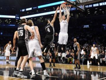 Mason Plumlee machaca el aro durante el Brooklyn-San Antonio.