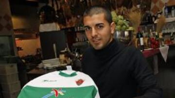 <b>ENRACHADO. </b>Ángel degustó ayer las delicias gastronómicas del restaurante El Pernil de Elche.