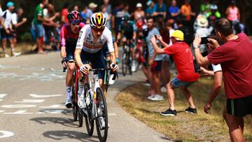 El ciclista español Carlos Rodríguez, junto a su compañero Pavel Sivalov durante la quinta etapa de la Vuelta a Burgos.