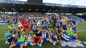 Los jugadores de la Ponferradina celebran la victoria (2-1) frente a la Cultural que lleva la decisión del ascenso a la última jornada.