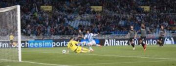 2-1. Carlos Vela marca el gol de la victoria en el minuto 90.