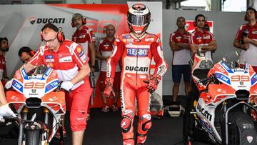 Ducati Team's Spanish rider Jorge Lorenzo (C) walks in his team garage during the first practice session of the Malaysia MotoGP at the Sepang International circuit in Sepang on October 27, 2017. / AFP PHOTO / MOHD RASFAN